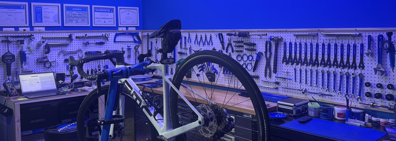 Taller de servicio Paul Bikes en Grecia, con una bicicleta en el soporte y herramientas de mantenimiento
