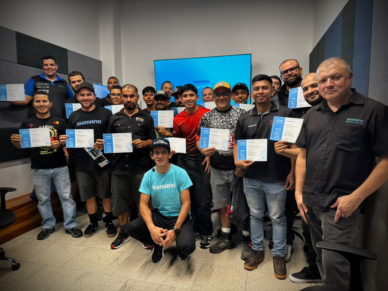 Grupo de mecánicos participantes en una capacitación técnica de ciclismo